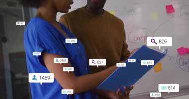 Veri analizlerini, animasyon simgeleriyle çeşitli meslekdaşları tartışarak. Takım çalışması, işbirliği, teknoloji, çeşitlilik, yenilik, beyin fırtınası