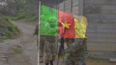 Kamuflaj teçhizatlarıyla devriye gezen askerlerin üzerinde kamera bayrağı vardı. Ordu, ordu, ulusal bayrak, vatanseverlik