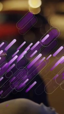 Akıllı telefon kullanan beyaz adamın üzerindeki mor ışık izlerinin animasyonu. küresel bulut hesaplaması, dijital arayüz ve veri işleme kavramı dijital olarak oluşturulmuş video.