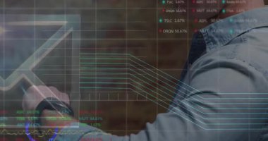 Finansal grafikleri analiz etmek, ofiste şeffaf ekranı kullanan bir iş adamı. Finans, analiz, veri, teknoloji, yenilik, dijital