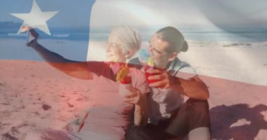 Sahilde içki içen, bayrak animasyonu yapan yaşlı bir çift. Tatil, tropikal, rahatlama, kutlama, eğlence, vatanseverlik