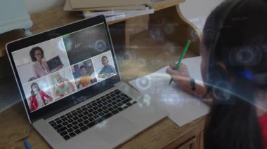 Dijital veri işleme animasyonu ile çevrimiçi sınıfa katılan çocuk. E-öğrenme, sanal sınıf, teknoloji, dijital dönüşüm, çevrimiçi eğitim, uzaklık öğrenimi