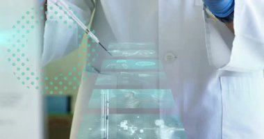 Bilim adamı laboratuarda pipette kullanıyor ve dijital veri ile animasyonu örtüyor. araştırma, biyoteknoloji, yenilik, kimya, deney, veri analizi