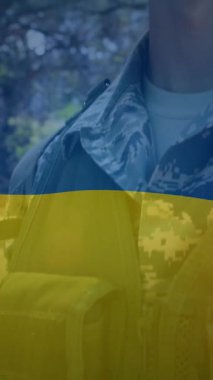 Kafkasyalı silahlı erkek asker üzerinde Ukrayna bayrağının canlandırılması. Ukrayna krizi ve uluslararası politika kavramı dijital olarak oluşturuldu.