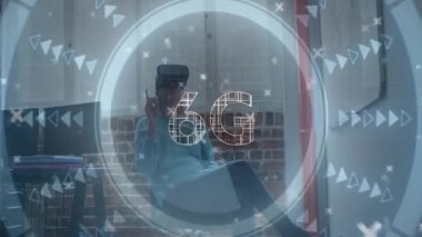 Okul ortamında 6G teknolojili VR kulaklık kullanılıyor. sanal gerçeklik, yenilik, dijital, eğitim, fütürizm, bağlantı