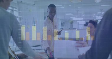 İş toplantısında işbirliği yapmak, çeşitli takımlar animasyon finansal veri tablolarını analiz etmek. Takım çalışması, analitik, beyin fırtınası, şirket, dijital, finans