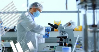 Laboratuvarda, bilim adamları mikroskop kullanarak veri haritalarının animasyonunu yapıyorlar. Laboratuvar, araştırma, analiz, yenilik, teknoloji, deney