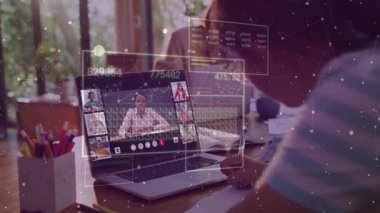 Bilgisayarda dijital veri işleme animasyonu eşleşmeli video çağrısı. Teknoloji, iletişim, online, sanal, arayüz, telekonferans