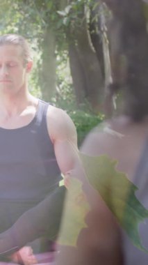 Yoga ve meditasyon yapan farklı insanların üzerindeki yaprakların animasyonu. dünya meditasyon günü ve dijital olarak üretilen video konsepti.