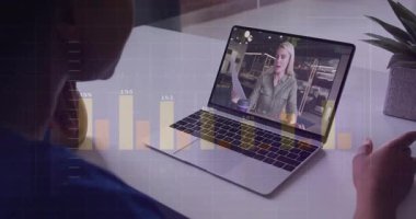Finansal grafiklerle ekranda görüntülü sohbet, çalışan biri. Teknoloji, iş, iletişim, analiz, uzaktan çalışma, yatırım
