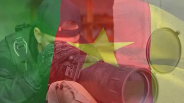 Taktik teçhizatlı bir tüfek, kamerun bayrağı animasyonu olan biri. Ordu, asker, vatanseverlik, kamuflaj, silah, savunma