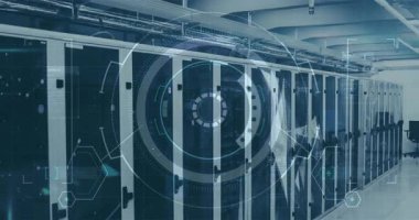 Modern veri merkezindeki sunucular üzerinde gelecekçi dijital arayüz animasyonu. Teknoloji, yenilik, ağ, siber alan, bağlantı, altyapı
