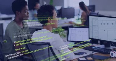 Ofis masalarında çalışan insanlar yeşil kodlama animasyonlarıyla örtüşüyor. Teknoloji, programlama, yenilik, takım çalışması, iletişim, çalışma alanı