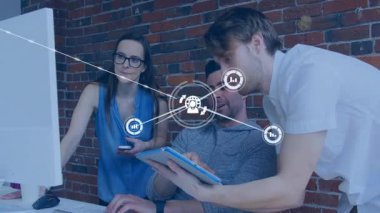 Dijital cihazlar üzerinde işbirliği yapan, animasyonlu genç profesyoneller görev başında. Teknoloji, takım çalışması, yenilik, beyin fırtınası, işbirliği, yaratıcılık