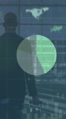 Beyaz iş adamının bavul yürüyüşü ile ilgili finansal veri işleme animasyonu. küresel iş, finans ve dijital arayüz kavramı dijital olarak oluşturulmuş video.