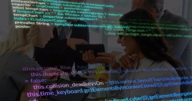 Ofiste, bilgisayar kodlarıyla işbirliği yapan insanlar ekranda animasyon oluşturuyorlar. Teknoloji, takım çalışması, işbirliği, kodlama, yazılım, yenilik