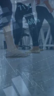 Yürüyen iş adamlarından oluşan çeşitli gruplar üzerinde finansal veri işleme animasyonu. küresel iş, finans ve dijital arayüz kavramı dijital olarak oluşturulmuş video.
