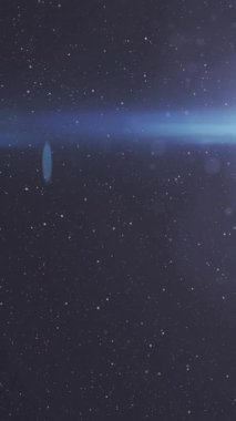 Gece gökyüzündeki yıldızların üzerinde parlayan mavi ışığın animasyonu. ışık ve hareket kavramı dijital olarak oluşturulmuş video.