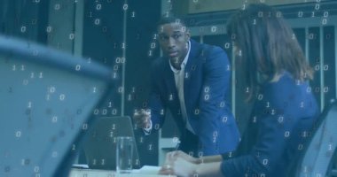 Strateji tartışması, iş toplantısındaki çeşitli profesyoneller ikili kodlarla örtüşüyor. işbirliği, takım çalışması, yenilik, dijital, teknoloji, beyin fırtınası