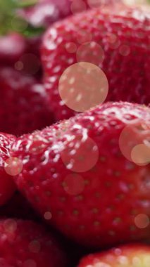 Taze çilekler üzerinde benekler. Ulusal vejetaryen haftası ve dijital olarak oluşturulan kutlama konsepti.