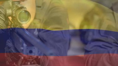 Dürbünlü tüfek, animasyonda Kolombiya bayrağı renkleriyle kaplanmış biri. Ordu, av, hedef alma, hassasiyet, vatanseverlik, strateji