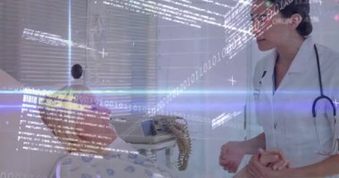 Rahatlatıcı hasta, sağlık uzmanı dijital animasyon kullanarak verilerle örtüşüyor. technology, innovation, medical, consultation, analytics, information