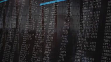 Yansıtıcı cam yüzeyine yansıtılan dijital veri ve hata kodlarının animasyonu. Teknoloji, fütürist, sanal, projeksiyon, arayüz, hologram