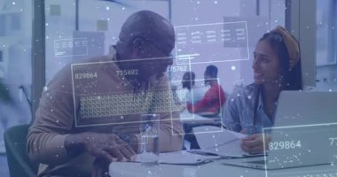 Animasyonu dijital verilerle örtbas eden iş adamları. işbirliği, takım çalışması, teknoloji, yenilik, strateji, analiz