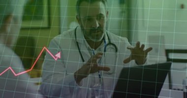 Hastanede, doktor tıbbi verileri değişken grafik animasyonlarıyla açıklıyor. Sağlık, analiz, danışma, teknoloji, iletişim, yenilik