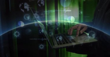 Bilgisayarda dijital veri ve teknolojik animasyon ile yazı yazan eller. inovasyon, bağlantı, siber, internet, yazılım, elektronik