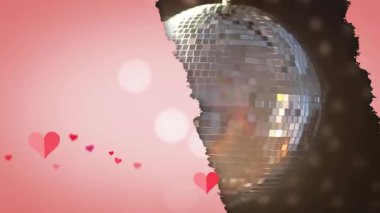 Festivalsel atmosfer yaratmak, pembe arka planda kalpleri olan disko topunun animasyonu. Parti, kutlama, aşk, aşk, dans, gece hayatı.