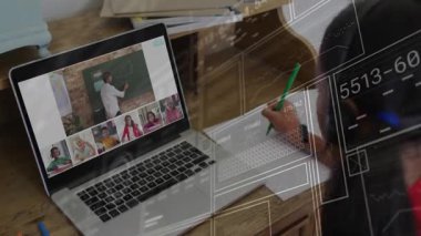 Okulda, öğretmenim animasyonda dizüstü bilgisayardayken öğrenci yazı yazıyor. Eğitim, e-öğrenme, teknoloji, uzaktan öğrenme, dijital, sınıf