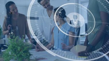 Ofiste işbirliği yapan, çeşitli takımlar dijital animasyon örtüsüyle çalışıyor. Takım çalışması, işbirliği, iş dünyası, yaratıcılık, beyin fırtınası, birlikte çalışma