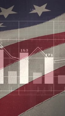 Amerika bayrağı üzerinde veri işleme animasyonu. küresel iş, finans, bağlantılar ve dijital arayüz konsepti dijital olarak oluşturulmuş video.