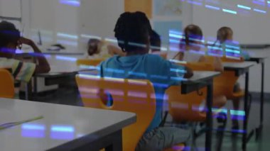 Okulda, DNA dizisi animasyonunu izleyen çocuklar sınıfta üst üste biniyor. Eğitim, biyoloji, genetik, teknoloji, bilim, öğrenim