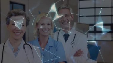 Dijital dünya haritası ve ağ animasyonu ile gülümseyen tıp uzmanları. Sağlık, teknoloji, işbirliği, yenilik, küresel, takım çalışması