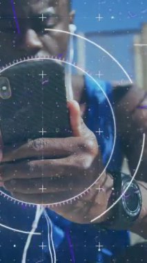 Açık havada akıllı telefon kullanan Afro-Amerikan bir adamı tarayan bir animasyon. sağlık ve zindelik kavramı dijital olarak oluşturulmuş video.