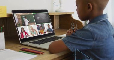 Okulda, bilgisayarda animasyonla sanal matematik dersine katılan bir çocuk. Eğitim, e-öğrenim, evde eğitim, teknoloji, uzaklık öğrenme, sanal sınıf