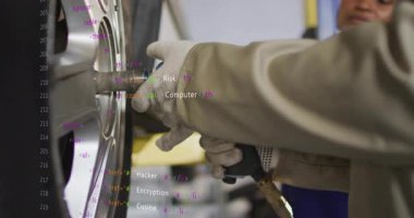 Otomobil tekeri üzerinde çalışan tamircinin animasyonu garajda şifreli metin örtüsüyle. Otomotiv, onarım, teknoloji, dijital, yenilik, mühendis