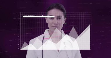 Veriler grafik örtüsüyle analiz ediliyor, doktor ofisteki animasyona odaklanıyor. Tıbbi, teknoloji, araştırma, analiz, sağlık, dijital