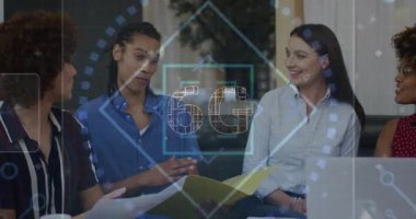 Teknolojiyi tartışıyorlar, okul ortamında 6G ağ animasyonu olan çeşitli bir grup. Bağlantı, yenilik, iletişim, eğitim, dijital, kablosuz