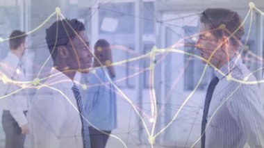 Ofiste, iş adamları verileri grafikler ve animasyon bağlantılarıyla analiz ediyorlar. takım çalışması, işbirliği, analitik, strateji, dijital, teknoloji