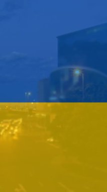 Ukrayna bayrağının şehir ve yol trafiğinde canlandırılması. Ukrayna krizi ve uluslararası politika kavramı dijital olarak oluşturuldu.