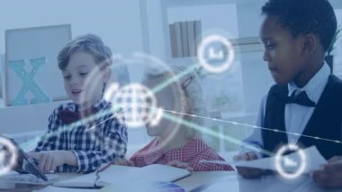 Okulda, çocuklar dijital ağ bağlantılarının animasyonuyla öğrenim görüyorlar. Eğitim, teknoloji, yenilik, öğrenme, sınıf, gelecek