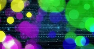 Okuldaki dijital ikili kod arkaplanı üzerine renkli Bokeh ışıkları animasyonu. Teknoloji, yenilik, kodlama, veri, soyut, ağ