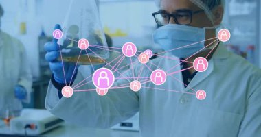 Ağ bağlantıları animasyon örtüsü olan laboratuvardaki bilim adamı sıvıyı inceliyor. Bilim, laboratuvar, araştırma, teknoloji, yenilik, analiz