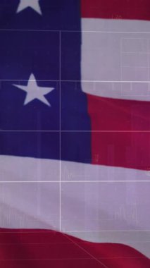 Amerika bayrağı üzerinde veri işleme animasyonu. küresel iş, finans, bağlantılar ve dijital arayüz konsepti dijital olarak oluşturulmuş video.