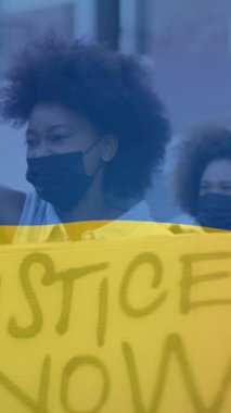 Yüz maskeli kadın ve erkek protestocular üzerinde Ukrayna bayrağının canlandırılması. Ukrayna krizi ve uluslararası politika kavramı dijital olarak oluşturuldu.