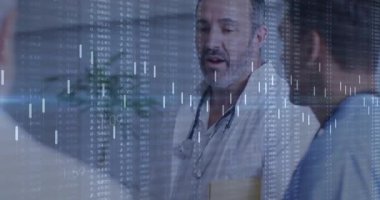 Veri analizi, ofiste dijital animasyon grafikleri olan bir tıp uzmanı. Sağlık, veri bilimi, teknoloji, analitik, yenilik, araştırma