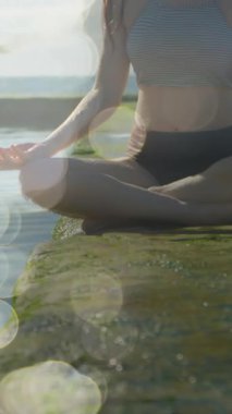 Kafkas kadın üzerinde yoga ve meditasyon yapan ışık lekelerinin canlandırılması. dünya meditasyon günü ve dijital olarak üretilen video konsepti.